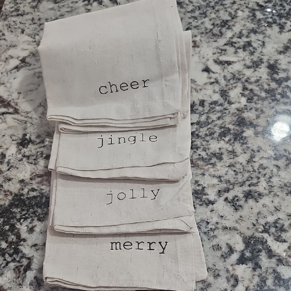 NWT (4) Festive Linen Napkins Set